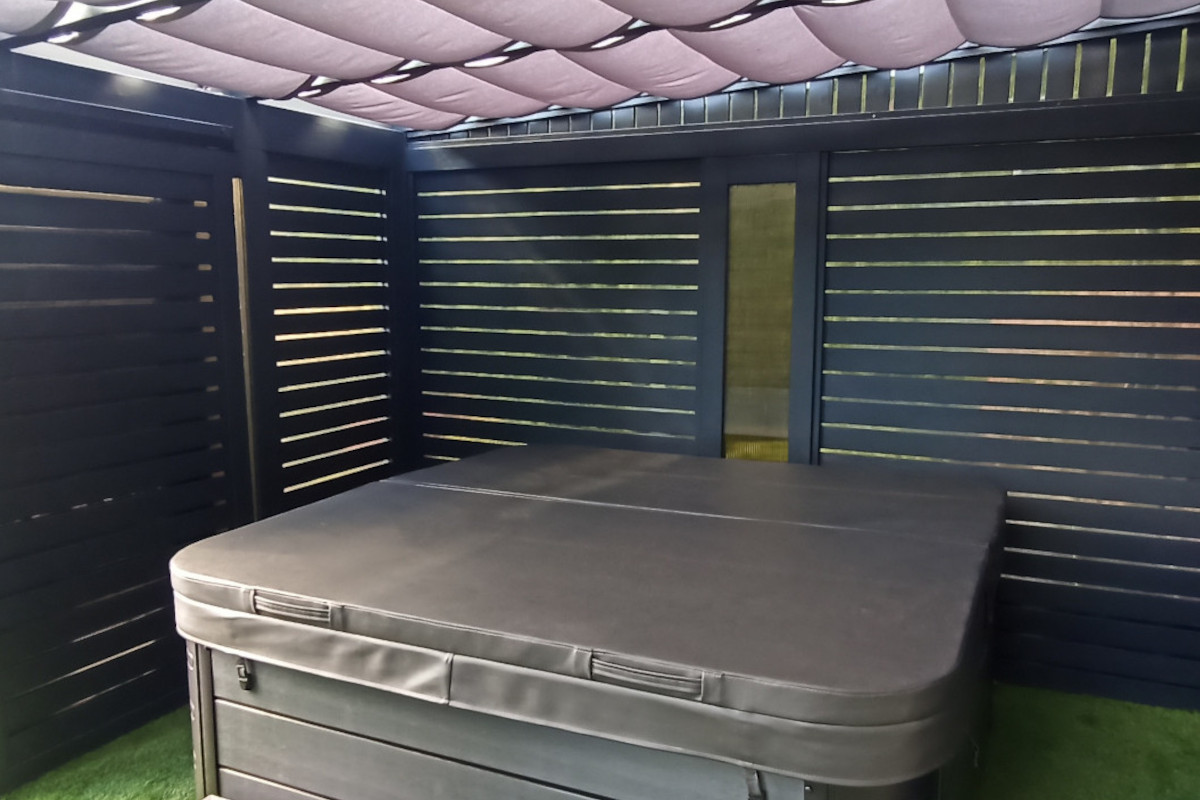 Jacuzzi pod zadaszeniem tarasu z drewna BSH