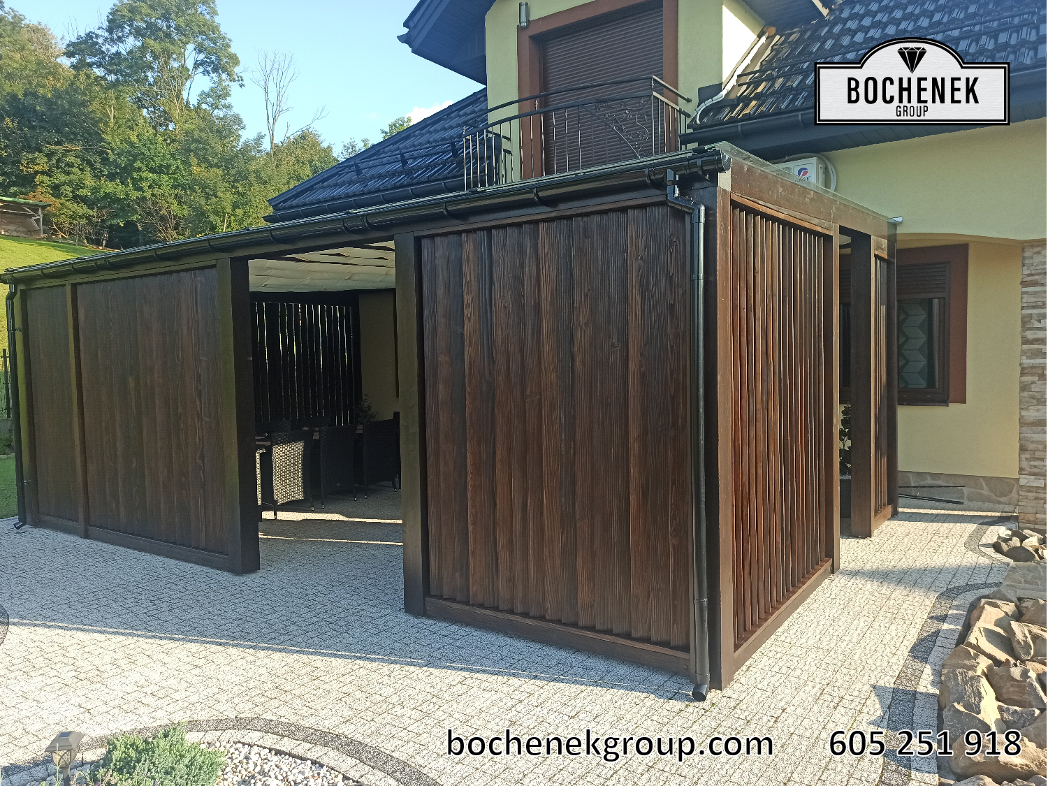 Zadaszenie tarasu z szklanym dachem i pionowymi ruchomymi lamelami BSH - projekt Aries Bochenek Group