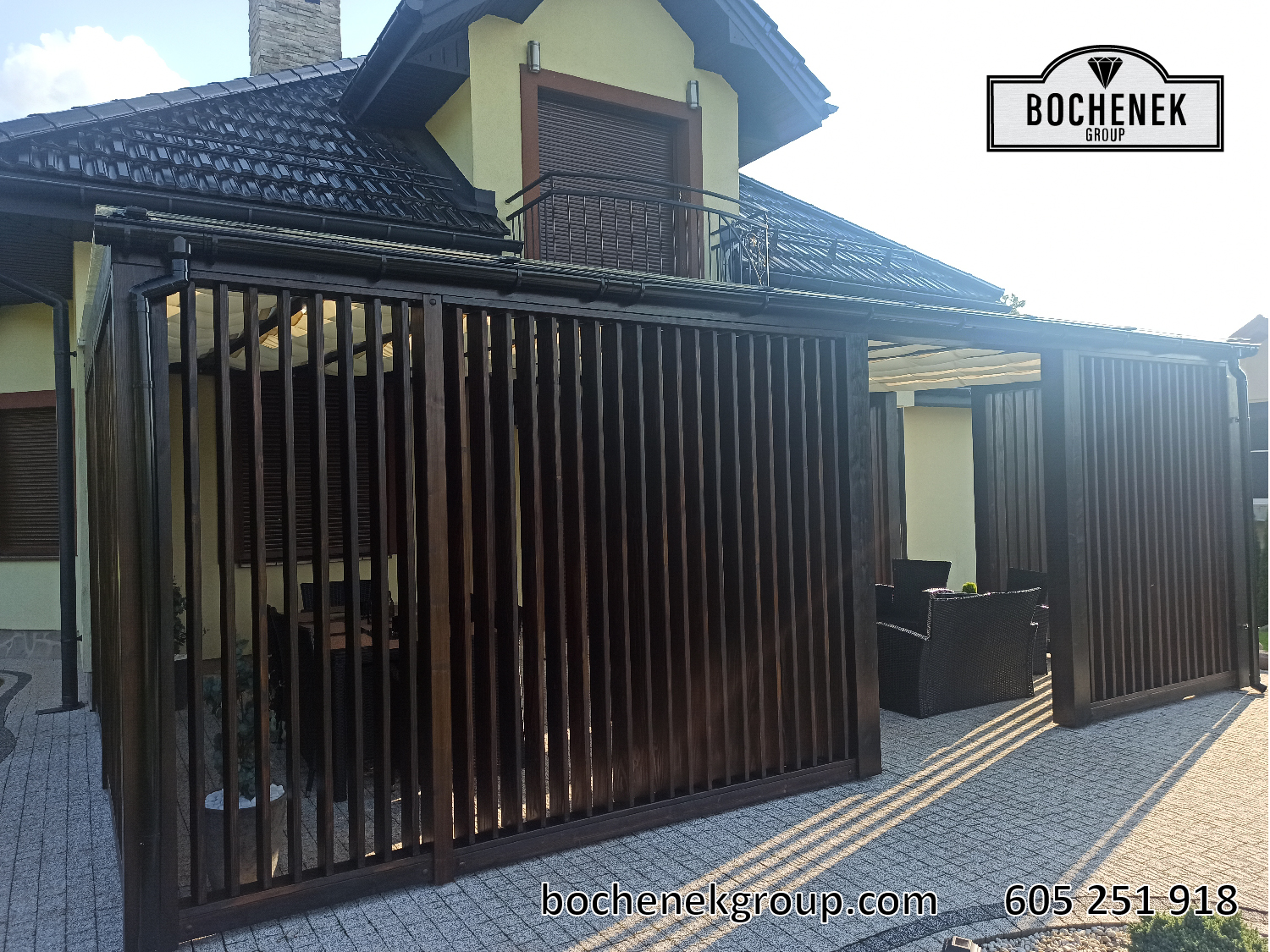 Pergola z ruchomymi lamelami drewnianymi na tarasie przy domu - realizacja Aries