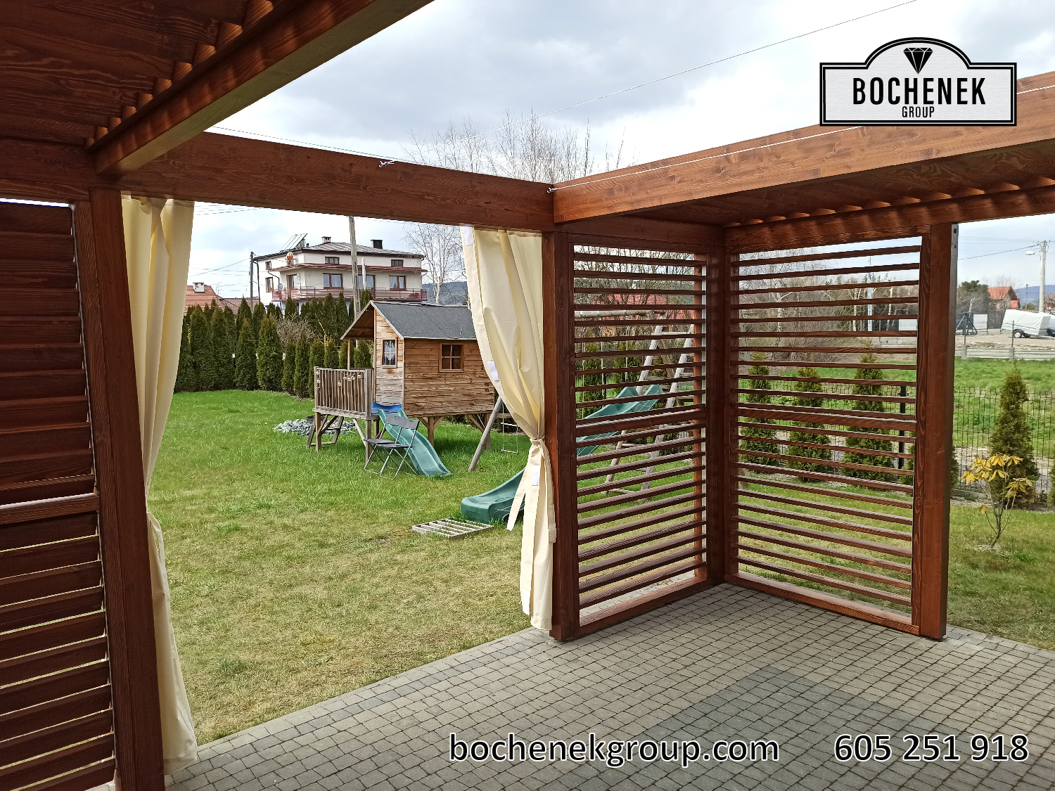 Pergola tarasowa Aurelia z masywnych belek drewna BSH i drewnianymi zaluzjami bocznymi