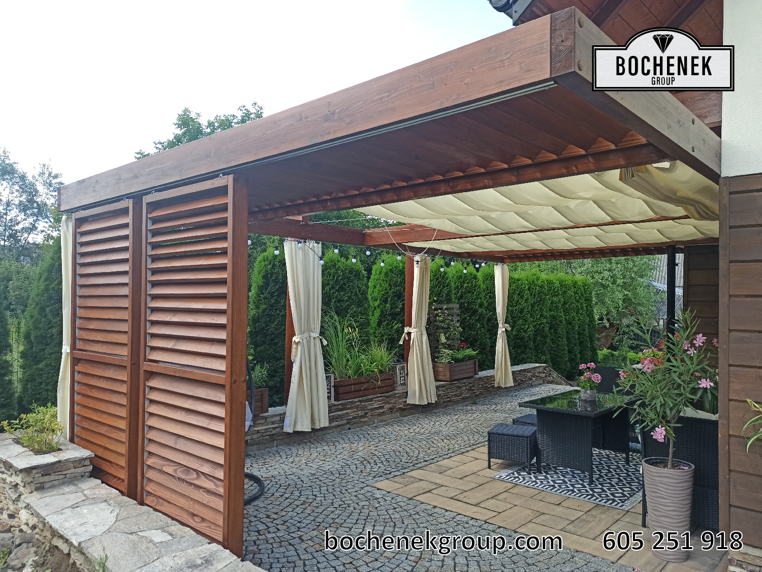 Pergola Kleopatra z drewnianym sufitem, dachem krytym gontem i widokiem na ogród