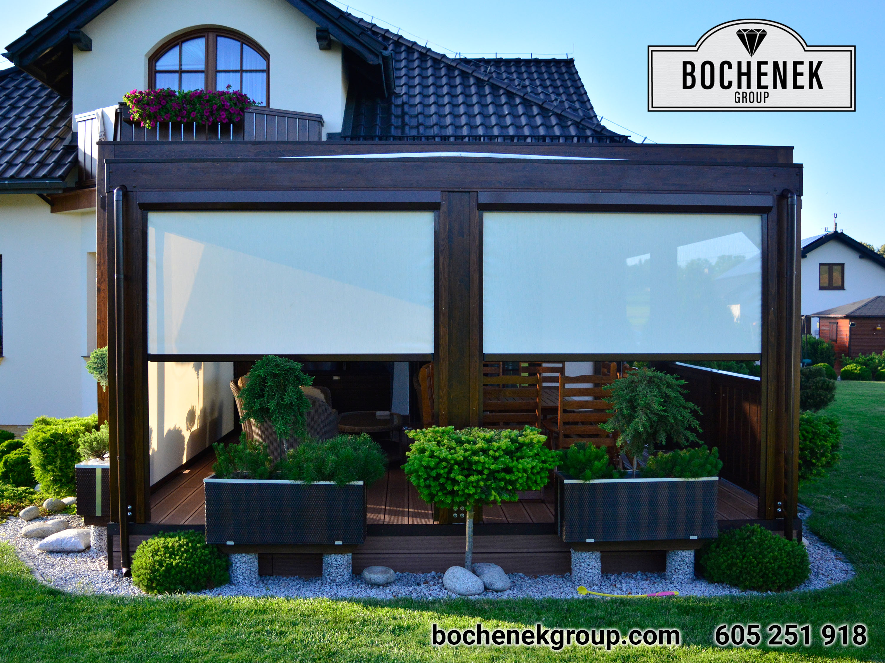 Pergola z meblami ogrodowymi