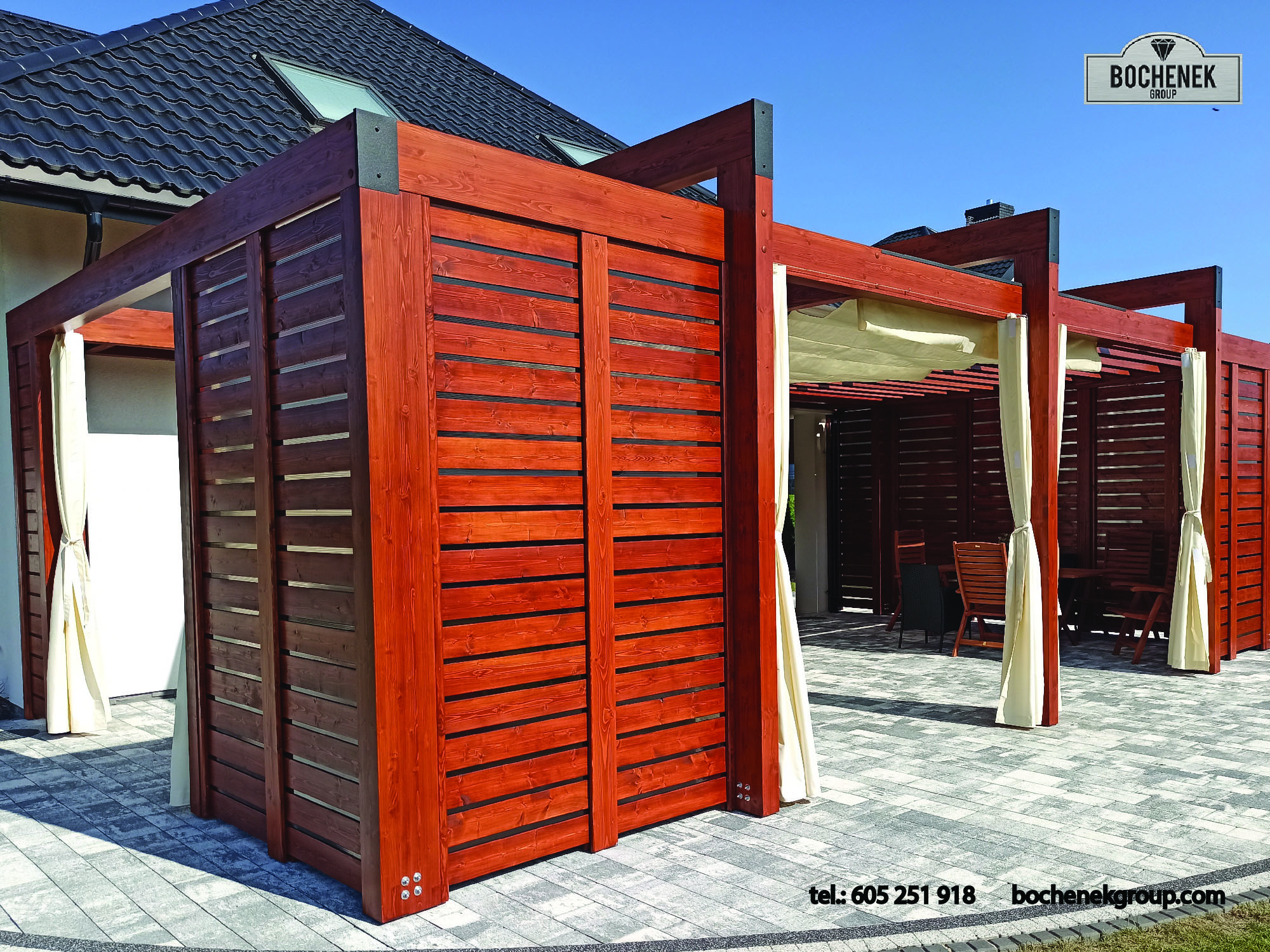 Drewniany taras z pergola, stolem i krzeslami oraz oslona z pionowych desek – realizacja Wenus