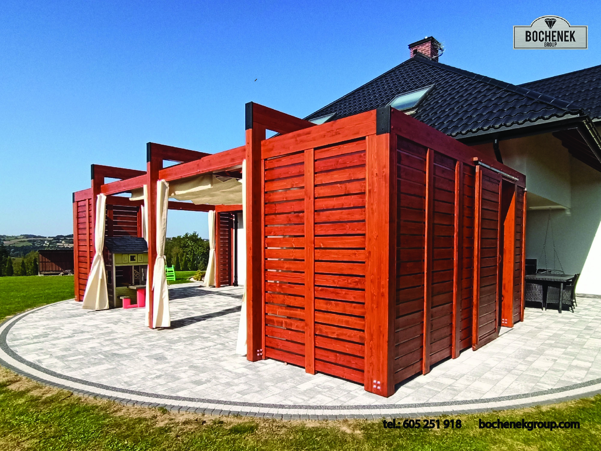 Drewniana pergola z bialym zadaszeniem i czerwonymi przegrodami tarasu – realizacja Wenus